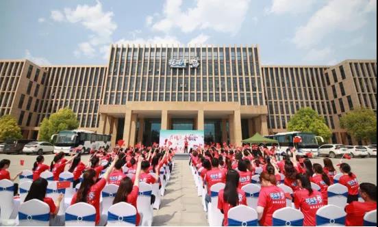 做白色的牛奶，創(chuàng)紅色的企業(yè)，花花牛乳業(yè)集團青春歌會慶祝建黨100周年