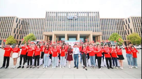 做白色的牛奶，創(chuàng)紅色的企業(yè)，花花牛乳業(yè)集團青春歌會慶祝建黨100周年