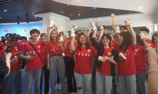 做白色的牛奶，創(chuàng)紅色的企業(yè)，花花牛乳業(yè)集團青春歌會慶祝建黨100周年