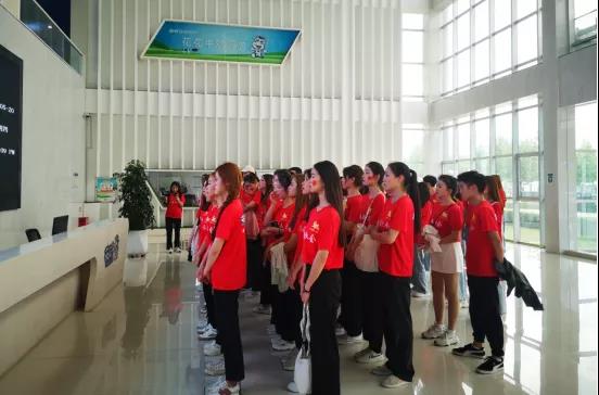 做白色的牛奶，創(chuàng)紅色的企業(yè)，花花牛乳業(yè)集團青春歌會慶祝建黨100周年