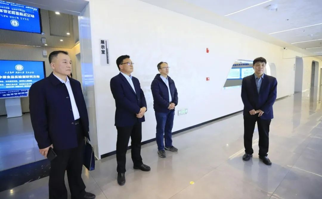花花牛乳業(yè)集團黨委書記、董事長唐洪峰一行赴中原食品實驗室同中國工程院院士、中原食品實驗室主任任發(fā)政座談交流