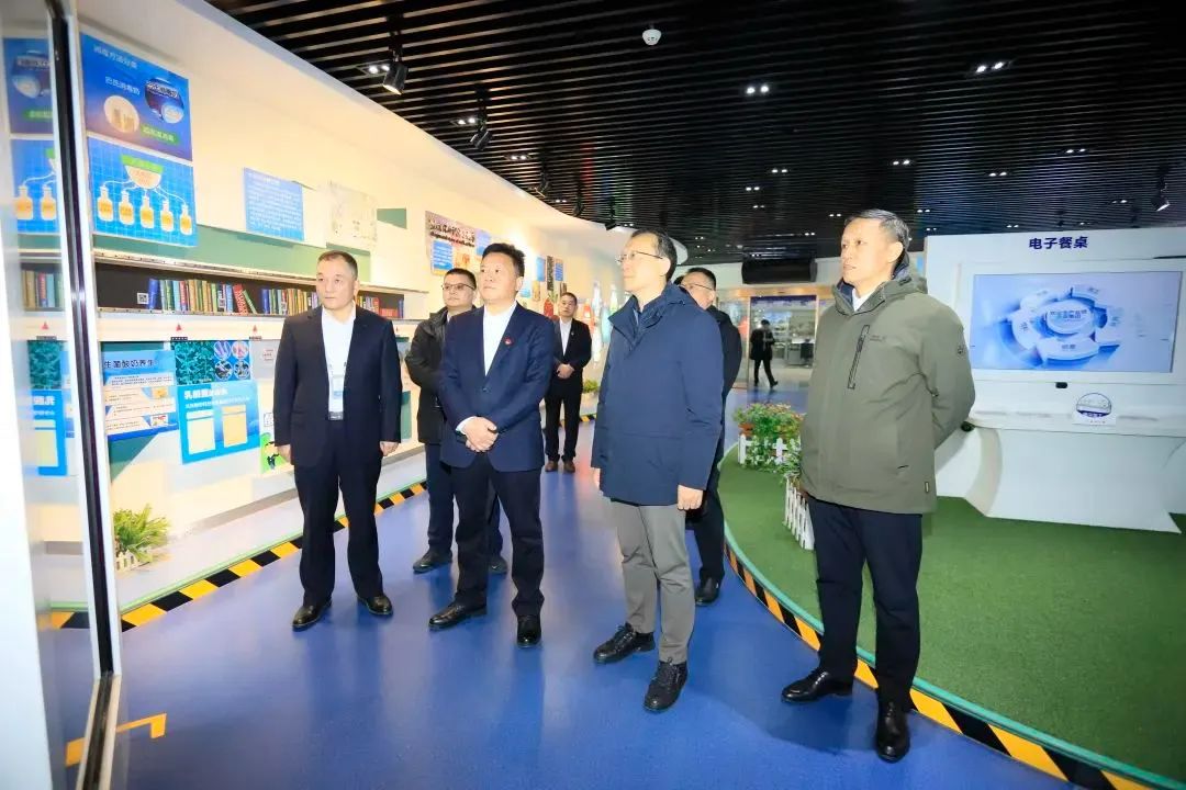 省政府國(guó)資委黨委書記、主任李濤一行到花花牛乳業(yè)集團(tuán)調(diào)研