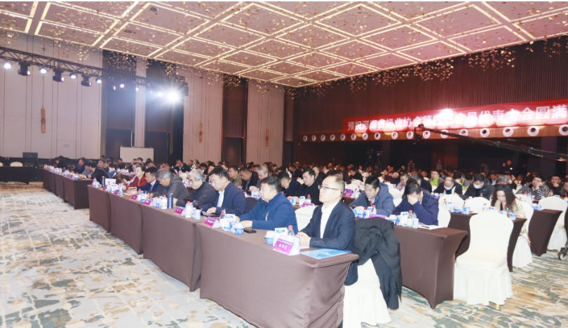 河南奶業(yè)發(fā)展啟航新征程——花花牛乳業(yè)集團(tuán)黨委書記、董事長唐洪峰當(dāng)選河南省奶業(yè)協(xié)會(huì)會(huì)長