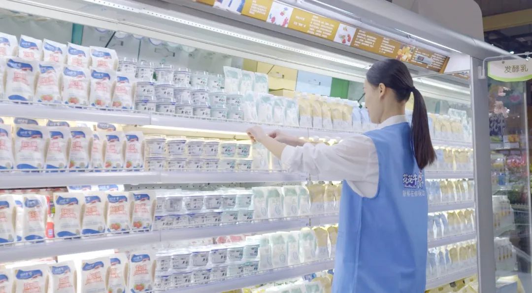 點贊！河南日報要聞02版——報道花花牛乳業(yè)集團鄭州分公司乳制品生產(chǎn)場景，彰顯花花牛乳業(yè)集團發(fā)展新活力