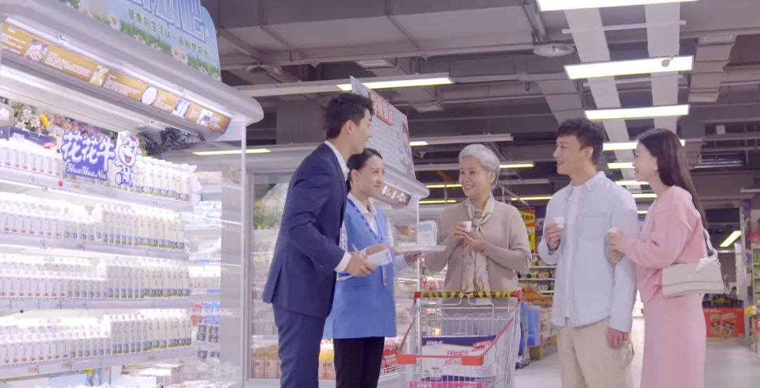 點贊！河南日報要聞02版——報道花花牛乳業(yè)集團鄭州分公司乳制品生產(chǎn)場景，彰顯花花牛乳業(yè)集團發(fā)展新活力