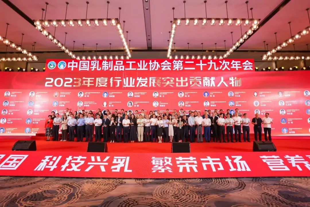 參觀拓思路 交流促發(fā)展 | 集團領(lǐng)導(dǎo)參加中乳協(xié)第二十九次年會暨中國（國際）乳業(yè)技術(shù)博覽會并到江西陽光乳業(yè)參觀座談