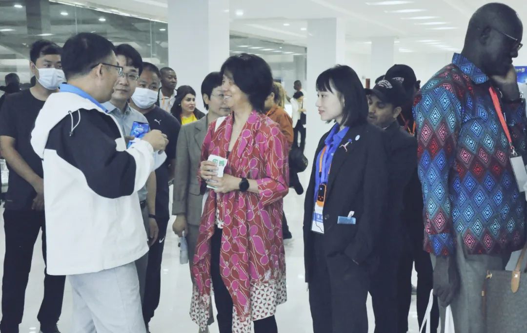 北京大學(xué)南南合作與發(fā)展學(xué)院教授、全球伙伴關(guān)系主任周詠梅一行蒞臨花花牛平輿瑞亞牧業(yè)參觀調(diào)研