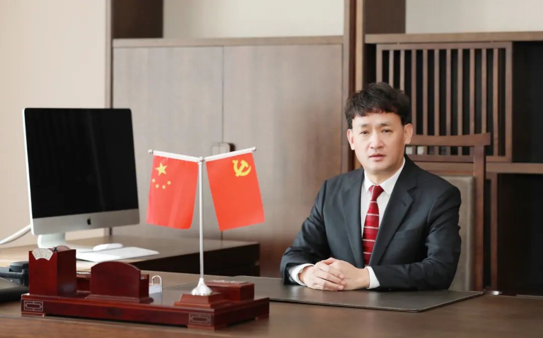 雙雙獲獎(jiǎng) 喜事連連｜ 花花牛乳業(yè)集團(tuán)榮獲“河南省知名品牌”獎(jiǎng)，董事長(zhǎng)關(guān)曉彥榮膺“2022年度品牌人物”