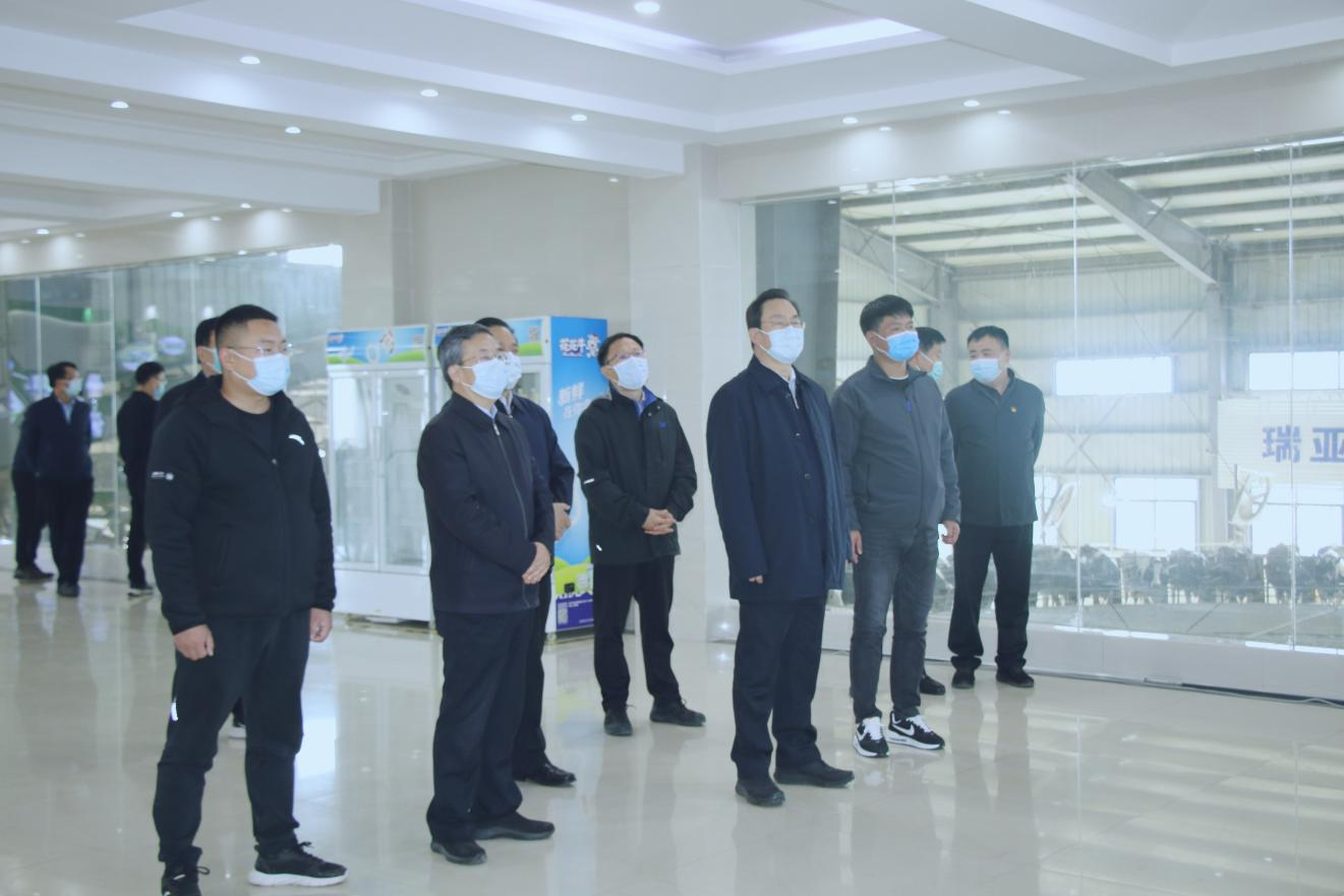 河南省人大常委會黨組書記、副主任孔昌生蒞臨花花牛魯山瑞亞牧場參觀調(diào)研