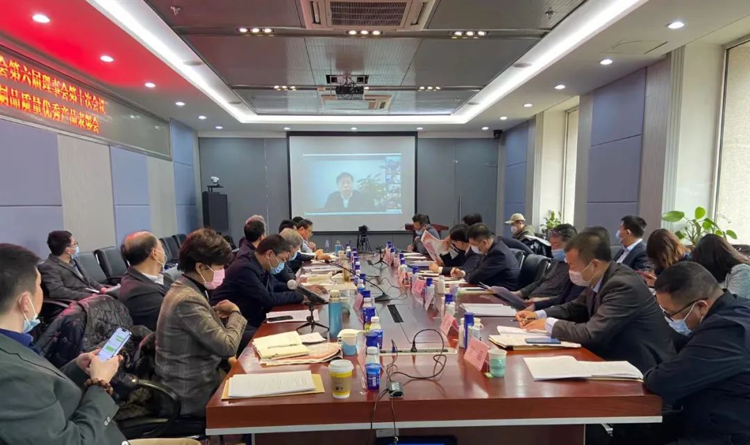 榮膺乳業(yè)三大金獎(jiǎng)，花花牛以產(chǎn)業(yè)融合發(fā)展推進(jìn)奶業(yè)高質(zhì)量發(fā)展