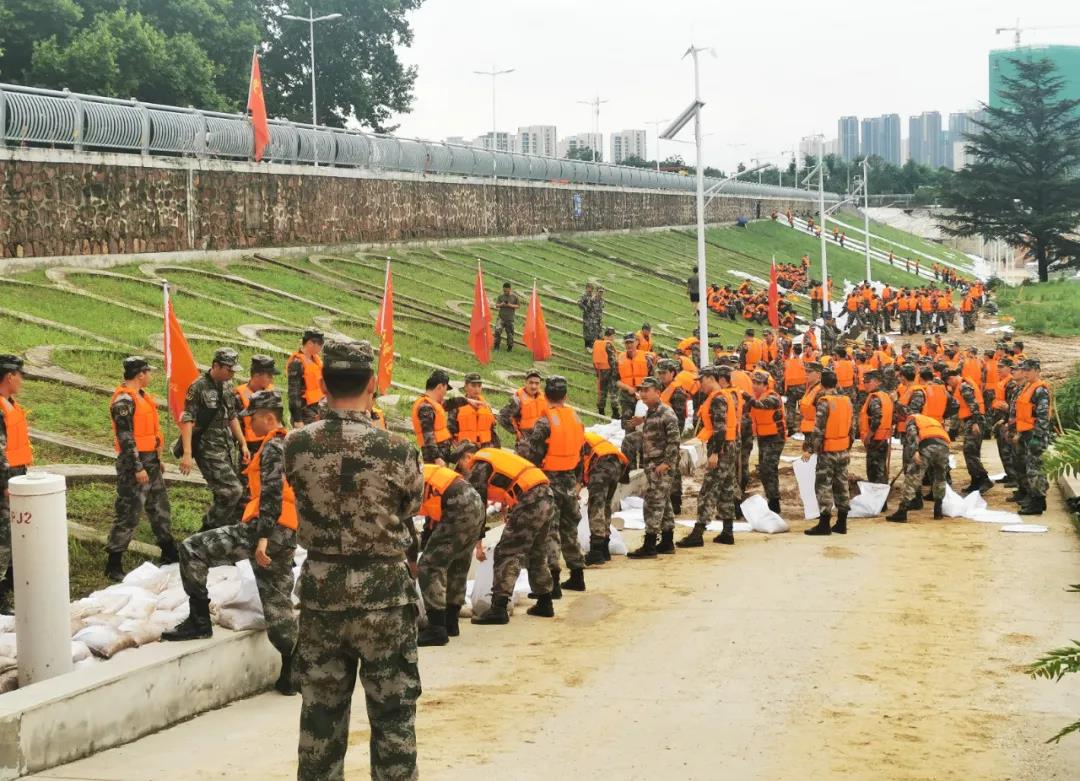 大雨無情人有情！花花牛乳業(yè)慰問常莊水庫抗洪搶險官兵