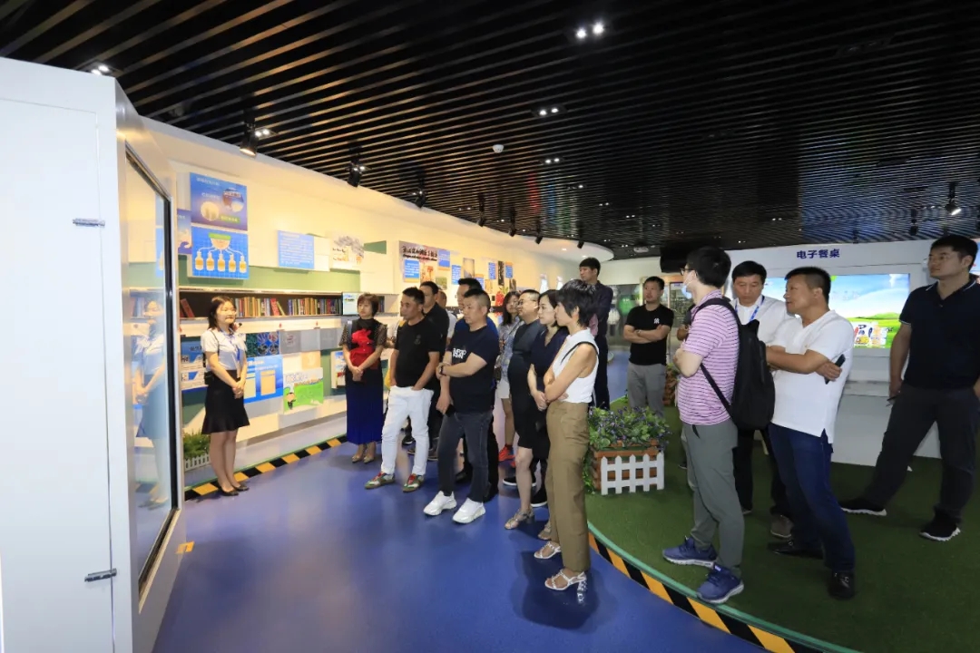 快訊 | 長(zhǎng)江商學(xué)院智能制造學(xué)會(huì)走進(jìn)花花牛乳業(yè)集團(tuán)