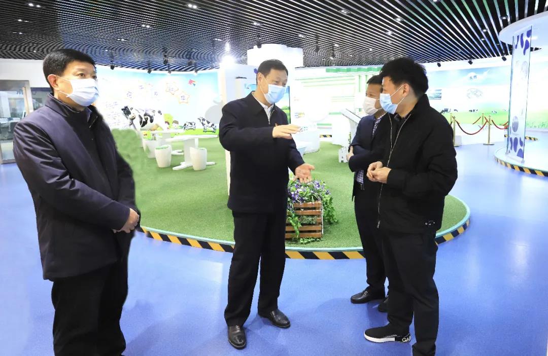 河南省委農(nóng)辦主任、農(nóng)業(yè)農(nóng)村廳廳長(zhǎng)申延平一行調(diào)研河南花花牛乳業(yè)集團(tuán)