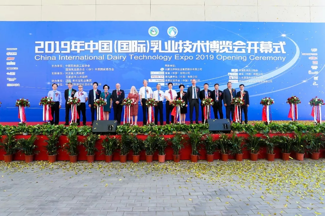 中國(guó)乳制品工業(yè)協(xié)會(huì)第二十五次年會(huì)召開(kāi)！花花?？偛枚T峰獲“振興乳業(yè)領(lǐng)軍人”榮譽(yù)稱(chēng)號(hào)