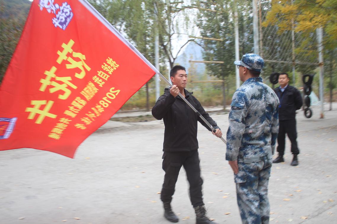 組織開(kāi)展戶(hù)外拓展訓(xùn)練活動(dòng)