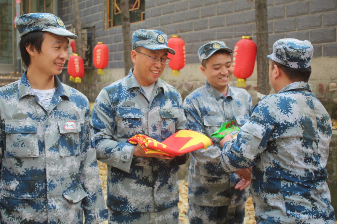 組織開(kāi)展戶(hù)外拓展訓(xùn)練活動(dòng)