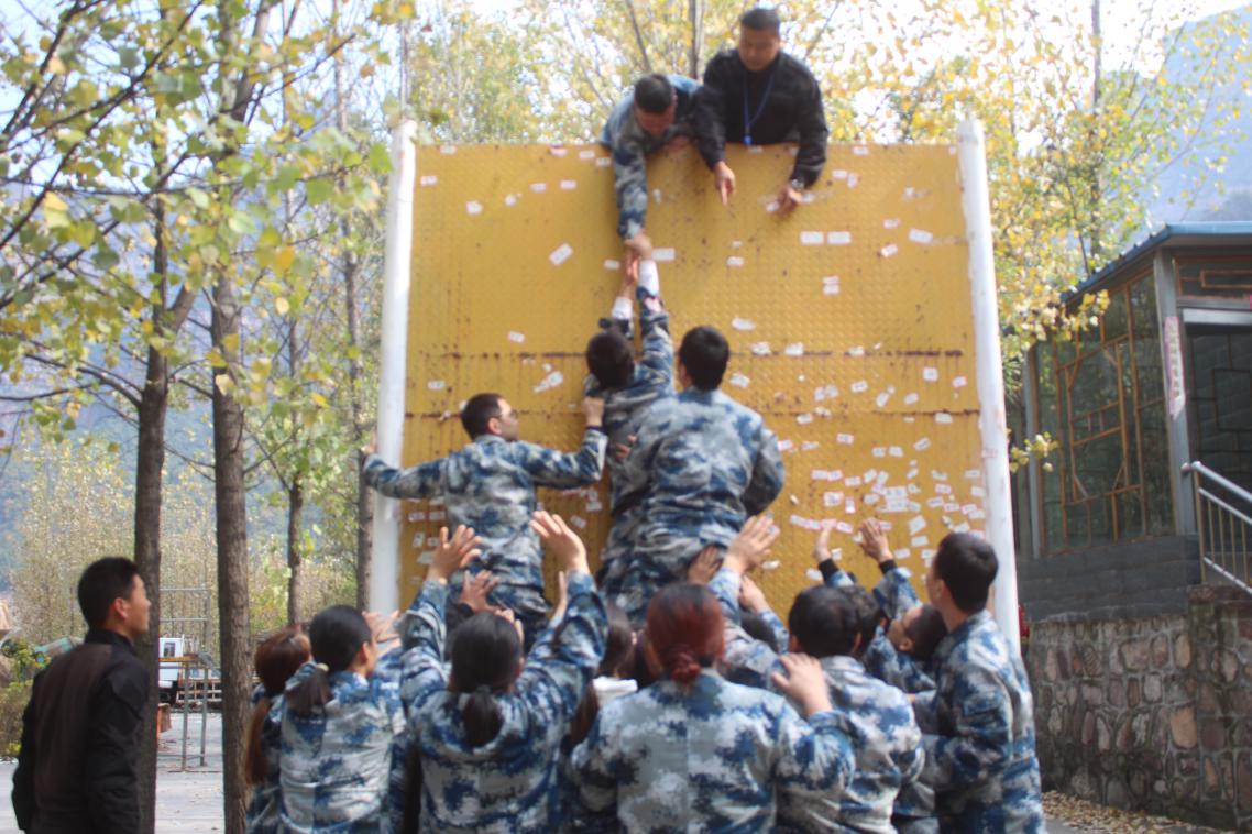 組織開(kāi)展戶(hù)外拓展訓(xùn)練活動(dòng)