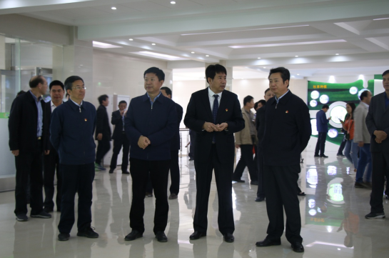 河南省農牧業(yè)產業(yè)扶貧工作觀摩團蒞臨花花牛集團·魯山瑞亞牧業(yè)有限公司參觀考察