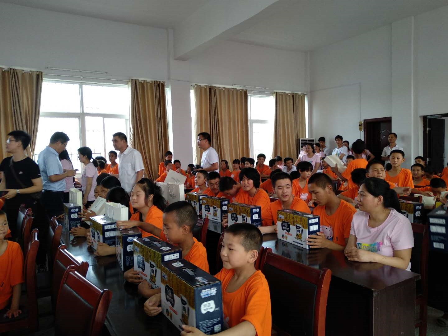 “關(guān)愛特殊兒童，讓愛灑滿人間—花花牛乳業(yè)集團2018中國小康牛奶行動” 公益助學(xué)泌陽捐贈儀式