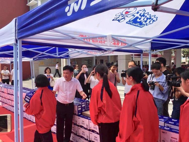 “健康中原，牛奶伴您行——花花牛乳業(yè)集團2018中國小康牛奶行動” 公益助學(xué)啟動儀式隆重舉行
