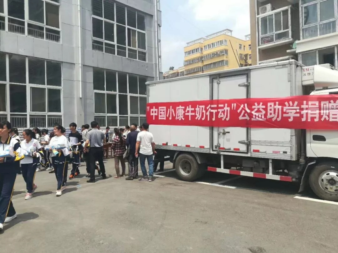 花花牛|捐助教育100萬元！做公益，我們是認真的！