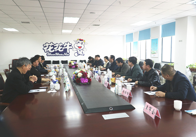 封丘縣縣長(zhǎng)王獻(xiàn)臣一行蒞臨 花花牛集團(tuán)養(yǎng)殖、乳品事業(yè)部參觀調(diào)研