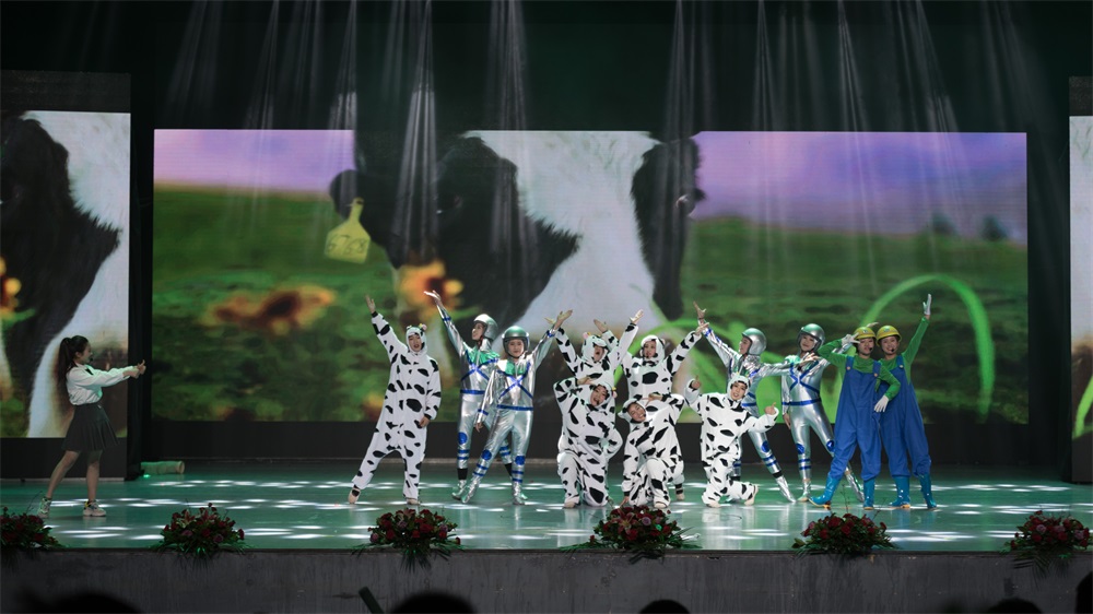 “不忘初心、聚力前行” 花花牛集團(tuán)2018迎新春聯(lián)歡會隆重舉行