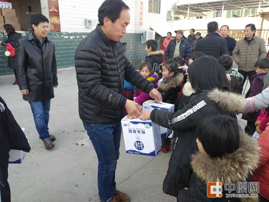 花花牛暖冬公益行走進(jìn)汝州活動(dòng)啟動(dòng)