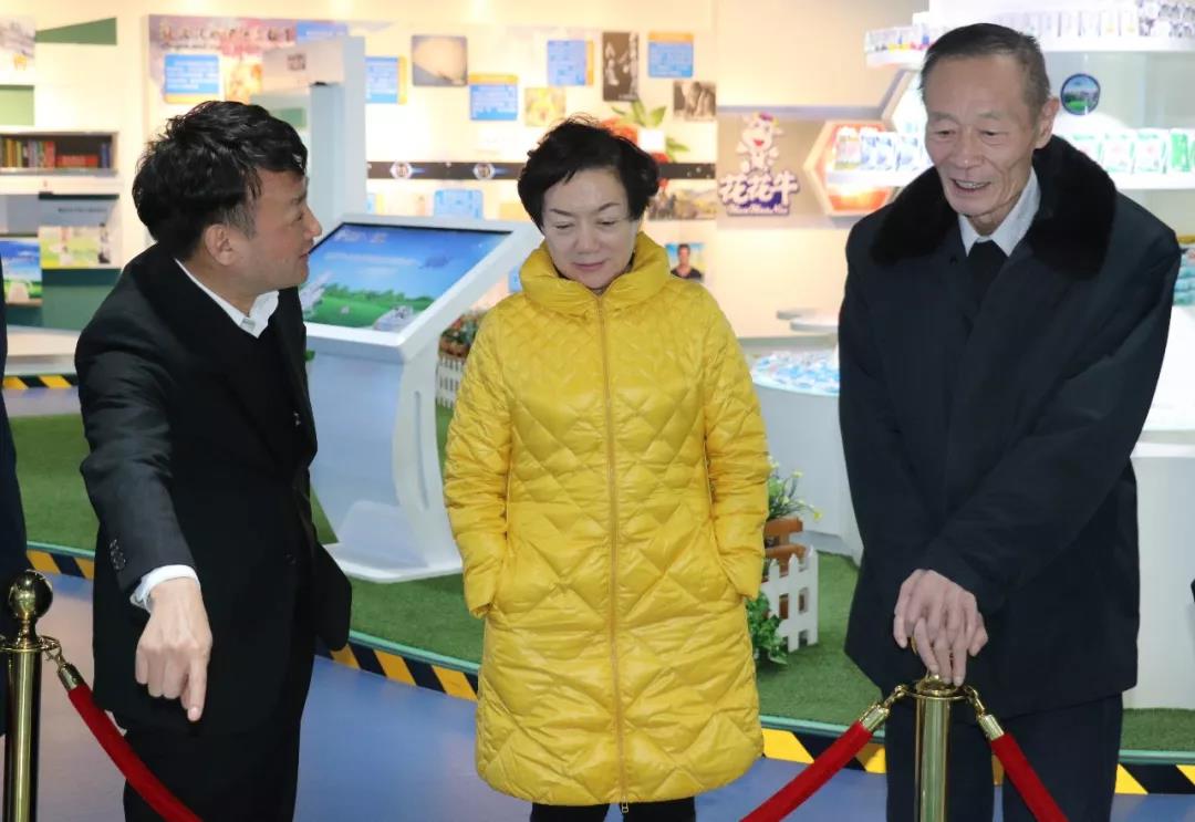 中國奶業(yè)協(xié)會(huì)高鴻賓會(huì)長蒞臨花花牛指導(dǎo)工作