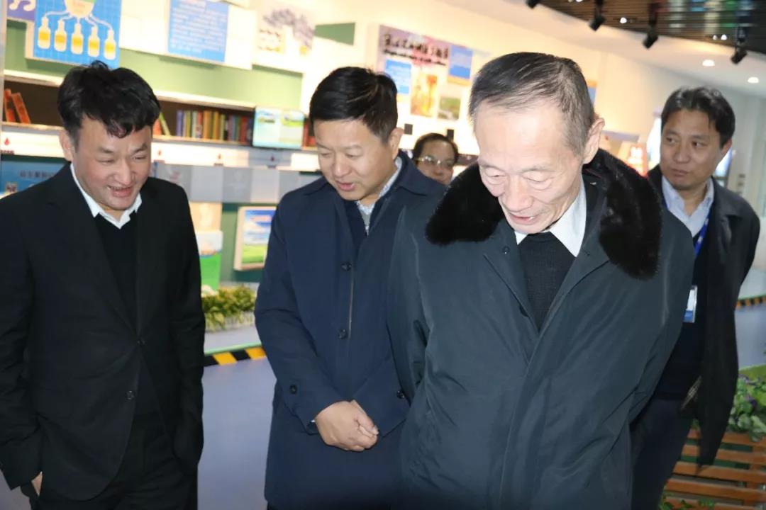 中國奶業(yè)協(xié)會(huì)高鴻賓會(huì)長蒞臨花花牛指導(dǎo)工作