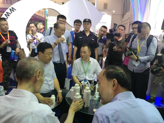 花花牛牛氣沖天！農(nóng)業(yè)部長品嘗“領(lǐng)暢”點贊，又獲國際奶業(yè)平臺青睞