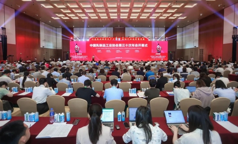 花花牛乳業(yè)集團(tuán)黨委書記、董事長唐洪峰一行參加中國乳制品工業(yè)協(xié)會(huì)第三十次年會(huì)暨2024中國（國
