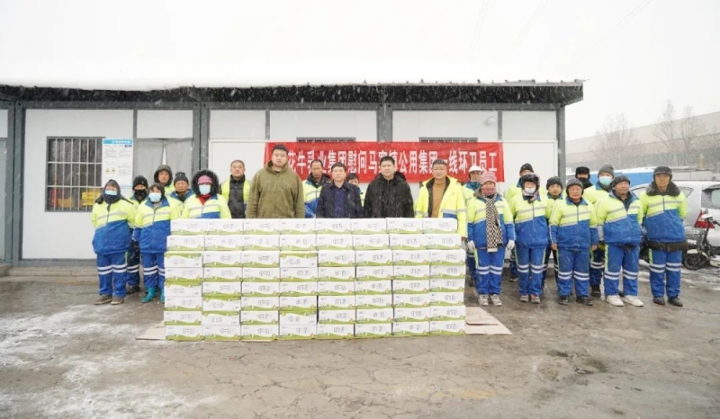 慰問一線環(huán)衛(wèi)工，禮贈新鮮花花牛