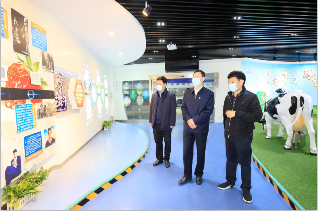 河南省委農(nóng)辦主任、農(nóng)業(yè)農(nóng)村廳廳長(zhǎng)申延平一行調(diào)研河南花花牛乳業(yè)集團(tuán)