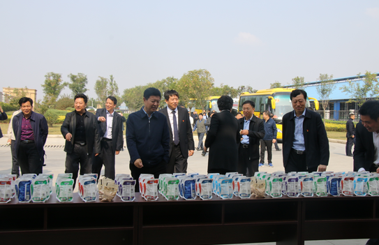 河南省農(nóng)牧業(yè)產(chǎn)業(yè)扶貧工作觀(guān)摩團(tuán)蒞臨花花牛集團(tuán)·魯山瑞亞牧業(yè)有限公司參觀(guān)考察