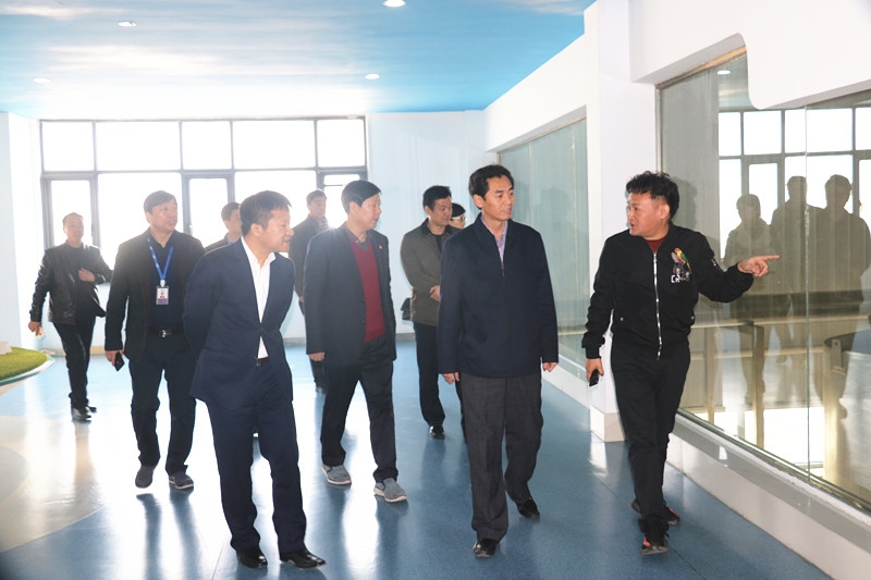 封丘縣縣長王獻(xiàn)臣一行蒞臨花花牛集團(tuán)養(yǎng)殖、乳品事業(yè)部參觀調(diào)研