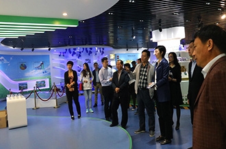 鄭州市二七區(qū)區(qū)委、統(tǒng)戰(zhàn)部部長王玉紅蒞臨花花牛生物科技有限公司參觀指導