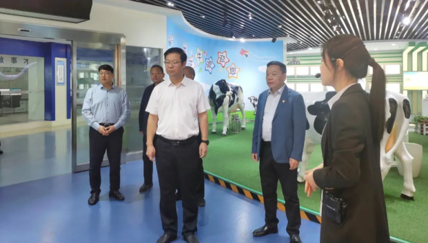 鄭州市人民檢察院黨組書記、代檢察長張道偉一行蒞臨河南花花牛乳業(yè)集團(tuán)參觀調(diào)研